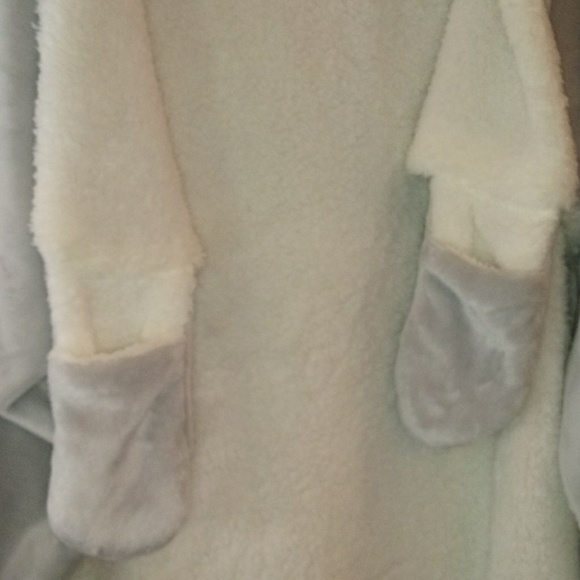 Bear Hooded Snuggler with Hand Warmers - Picture 3 of 6